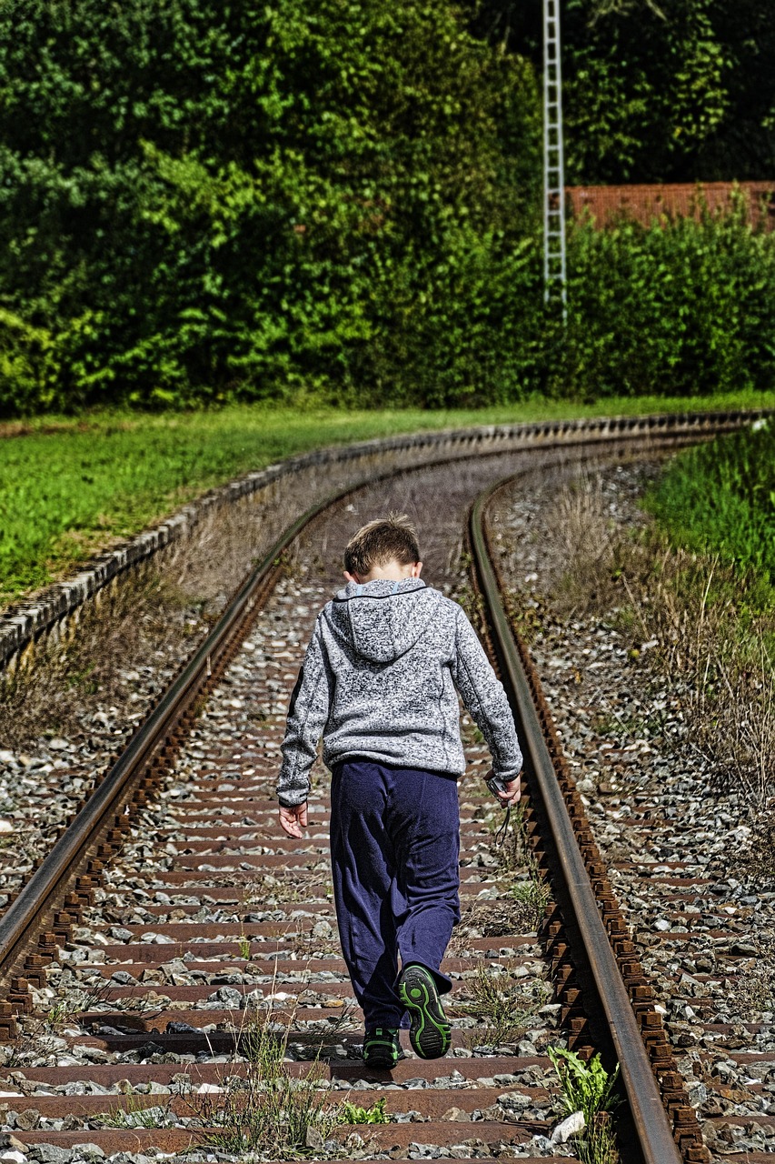 “速降少年”公共場所橫沖直撞，專家建議規(guī)范危險騎行活動