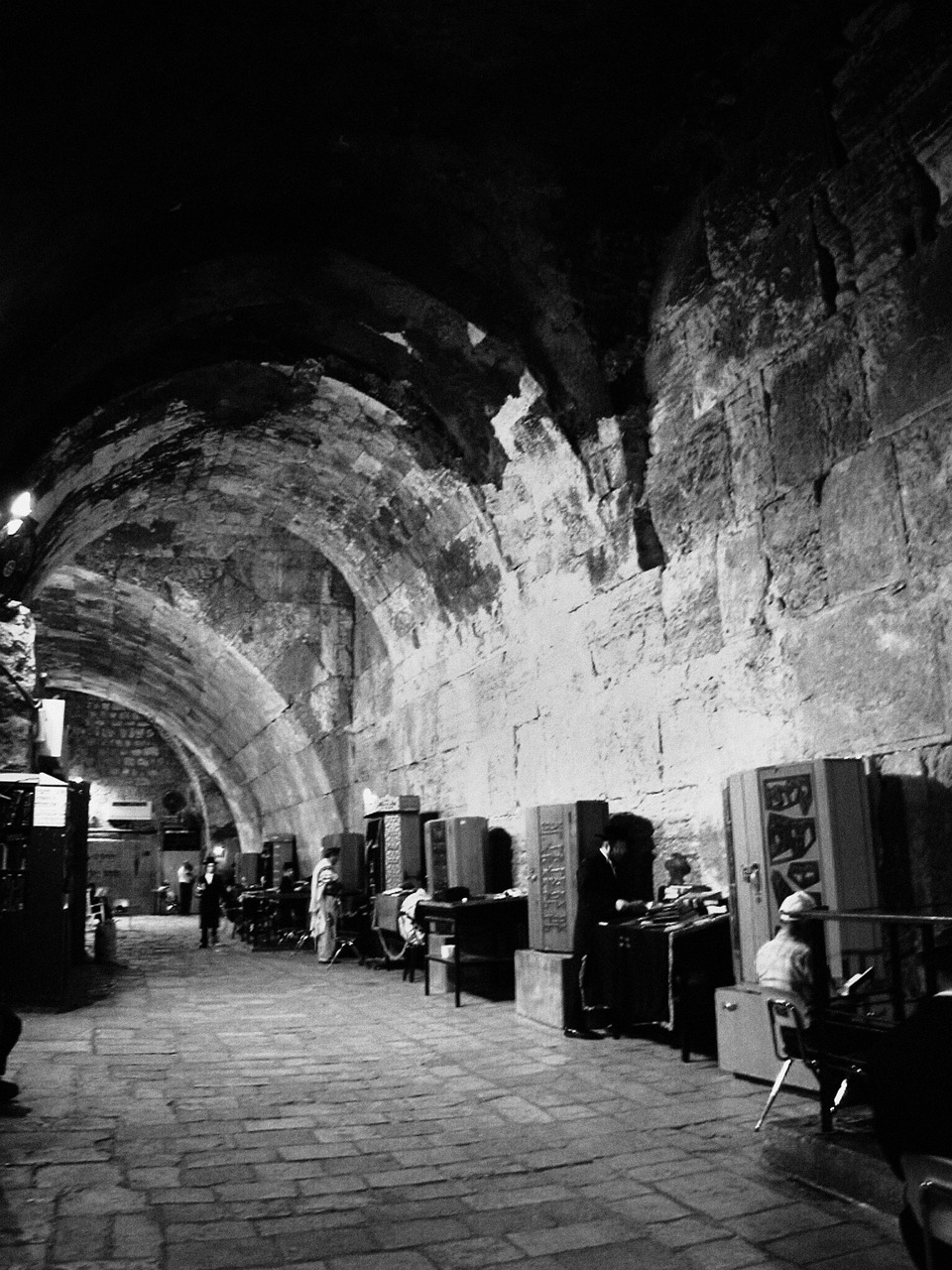 西渝高鐵重慶段一在建隧道一氧化碳泄漏致7人被困，有4人獲救