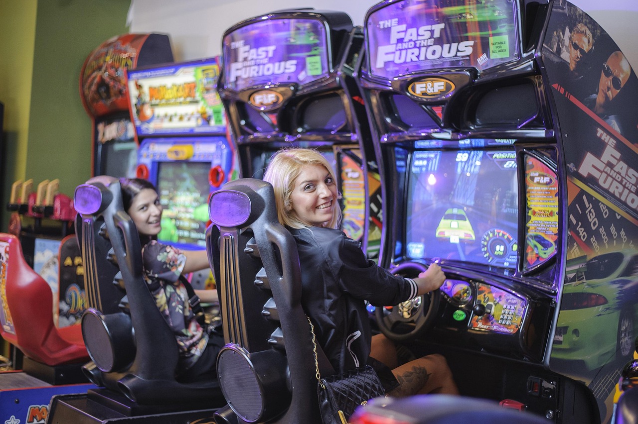 好博會現(xiàn)場歡樂不斷，兩位觀眾在強腦科技展臺顯才藝