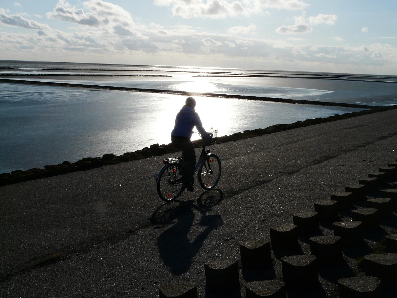 女子騎自行車摔倒，追責(zé)10米外的轎車司機(jī)，最新進(jìn)展來了